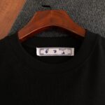 weigou_229680_2_ab1d0a5590 P75 OFF-WHITE 2026新款字母logo印花短袖T恤 ⚠原版面料⚠高版本⚠高品质 网红明星同款 采用定织定染高克重原版面料,洗水完高达280g纯棉面料,螺纹增加到 不变形。, 工艺制作,宽松oversize版型。质感舒适度都是拉满的 上身简约百搭 手感非常舒服 超级百搭好看的一款短袖 三标齐全 男女同款正常版型 非市场普通版本 随意对比 品质绝对保证 颜色:黑色 白色 码数:XS ~ L XS 衣长70 胸围110 肩宽 袖长 S. 衣长72 胸围114 肩宽60 袖长19 M 衣长74 胸围118 肩宽 . 袖长 L. 衣长76 胸围122 肩宽63 袖长20