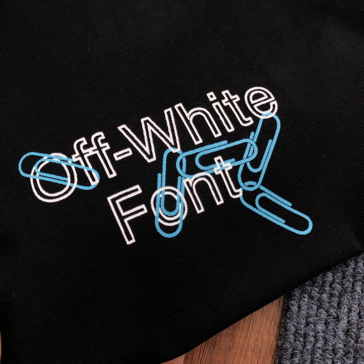 weigou_229680_3_61edb0c808 P75 OFF-WHITE 2026新款字母logo印花短袖T恤 ⚠原版面料⚠高版本⚠高品质 网红明星同款 采用定织定染高克重原版面料,洗水完高达280g纯棉面料,螺纹增加到 不变形。, 工艺制作,宽松oversize版型。质感舒适度都是拉满的 上身简约百搭 手感非常舒服 超级百搭好看的一款短袖 三标齐全 男女同款正常版型 非市场普通版本 随意对比 品质绝对保证 颜色:黑色 白色 码数:XS ~ L XS 衣长70 胸围110 肩宽 袖长 S. 衣长72 胸围114 肩宽60 袖长19 M 衣长74 胸围118 肩宽 . 袖长 L. 衣长76 胸围122 肩宽63 袖长20