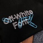 weigou_229680_3_61edb0c808 P75 OFF-WHITE 2026新款字母logo印花短袖T恤 ⚠原版面料⚠高版本⚠高品质 网红明星同款 采用定织定染高克重原版面料,洗水完高达280g纯棉面料,螺纹增加到 不变形。, 工艺制作,宽松oversize版型。质感舒适度都是拉满的 上身简约百搭 手感非常舒服 超级百搭好看的一款短袖 三标齐全 男女同款正常版型 非市场普通版本 随意对比 品质绝对保证 颜色:黑色 白色 码数:XS ~ L XS 衣长70 胸围110 肩宽 袖长 S. 衣长72 胸围114 肩宽60 袖长19 M 衣长74 胸围118 肩宽 . 袖长 L. 衣长76 胸围122 肩宽63 袖长20