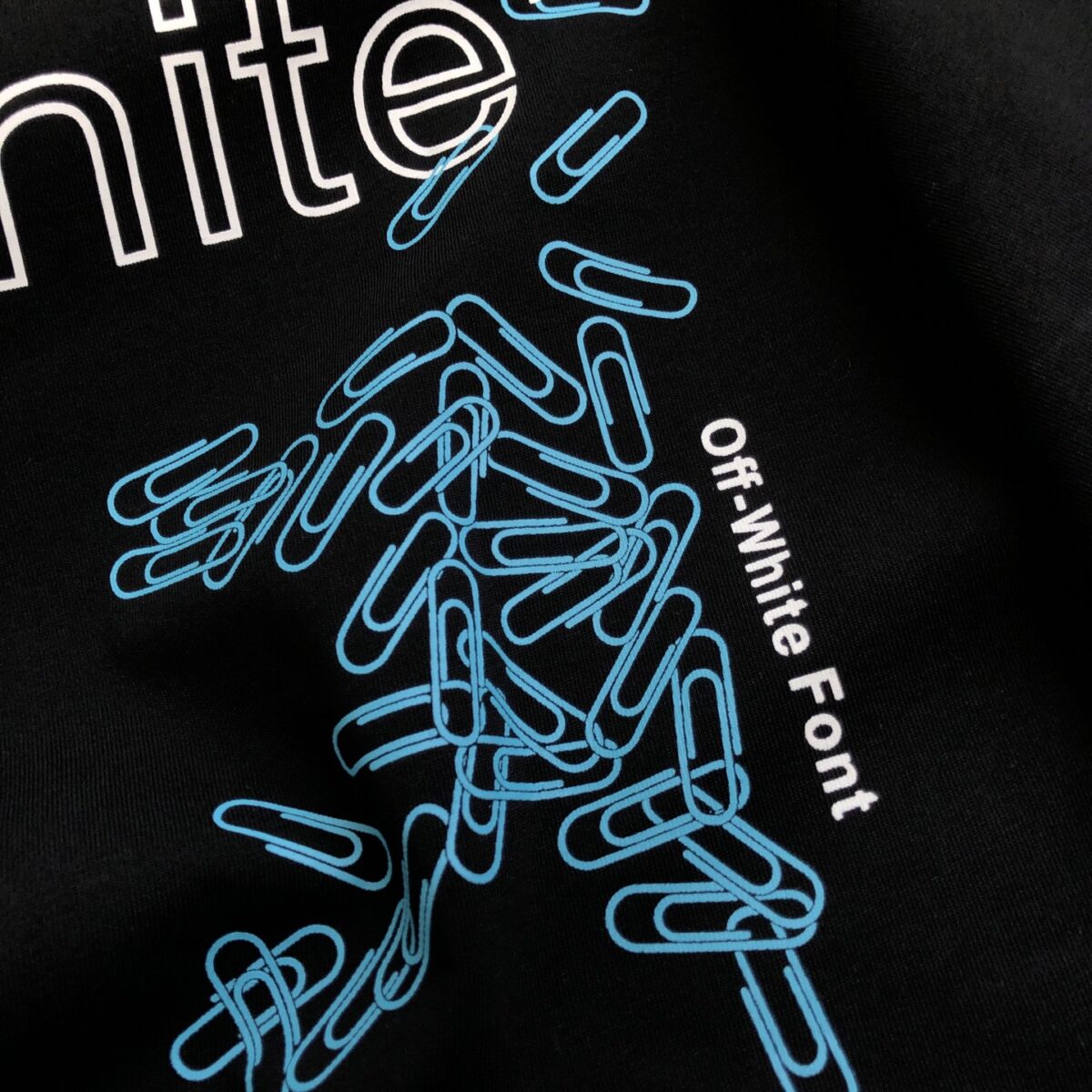 weigou_229680_4_76317ee66a P75 OFF-WHITE 2026新款字母logo印花短袖T恤 ⚠原版面料⚠高版本⚠高品质 网红明星同款 采用定织定染高克重原版面料,洗水完高达280g纯棉面料,螺纹增加到 不变形。, 工艺制作,宽松oversize版型。质感舒适度都是拉满的 上身简约百搭 手感非常舒服 超级百搭好看的一款短袖 三标齐全 男女同款正常版型 非市场普通版本 随意对比 品质绝对保证 颜色:黑色 白色 码数:XS ~ L XS 衣长70 胸围110 肩宽 袖长 S. 衣长72 胸围114 肩宽60 袖长19 M 衣长74 胸围118 肩宽 . 袖长 L. 衣长76 胸围122 肩宽63 袖长20