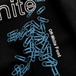 weigou_229680_4_76317ee66a P75 OFF-WHITE 2026新款字母logo印花短袖T恤 ⚠原版面料⚠高版本⚠高品质 网红明星同款 采用定织定染高克重原版面料,洗水完高达280g纯棉面料,螺纹增加到 不变形。, 工艺制作,宽松oversize版型。质感舒适度都是拉满的 上身简约百搭 手感非常舒服 超级百搭好看的一款短袖 三标齐全 男女同款正常版型 非市场普通版本 随意对比 品质绝对保证 颜色:黑色 白色 码数:XS ~ L XS 衣长70 胸围110 肩宽 袖长 S. 衣长72 胸围114 肩宽60 袖长19 M 衣长74 胸围118 肩宽 . 袖长 L. 衣长76 胸围122 肩宽63 袖长20