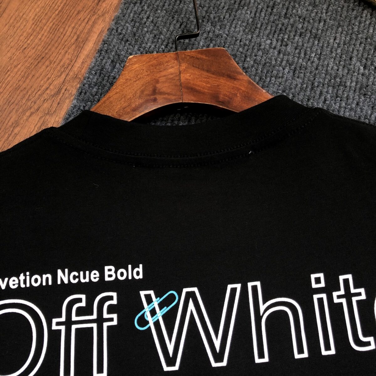 weigou_229680_5_4d3264702e P75 OFF-WHITE 2026新款字母logo印花短袖T恤 ⚠原版面料⚠高版本⚠高品质 网红明星同款 采用定织定染高克重原版面料,洗水完高达280g纯棉面料,螺纹增加到 不变形。, 工艺制作,宽松oversize版型。质感舒适度都是拉满的 上身简约百搭 手感非常舒服 超级百搭好看的一款短袖 三标齐全 男女同款正常版型 非市场普通版本 随意对比 品质绝对保证 颜色:黑色 白色 码数:XS ~ L XS 衣长70 胸围110 肩宽 袖长 S. 衣长72 胸围114 肩宽60 袖长19 M 衣长74 胸围118 肩宽 . 袖长 L. 衣长76 胸围122 肩宽63 袖长20