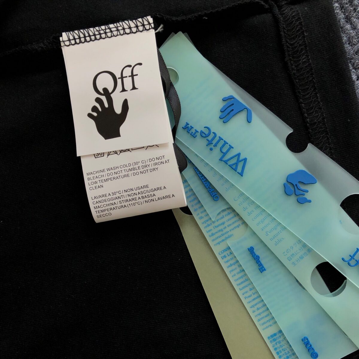 weigou_229680_7_f9275e7e51 P75 OFF-WHITE 2026新款字母logo印花短袖T恤 ⚠原版面料⚠高版本⚠高品质 网红明星同款 采用定织定染高克重原版面料,洗水完高达280g纯棉面料,螺纹增加到 不变形。, 工艺制作,宽松oversize版型。质感舒适度都是拉满的 上身简约百搭 手感非常舒服 超级百搭好看的一款短袖 三标齐全 男女同款正常版型 非市场普通版本 随意对比 品质绝对保证 颜色:黑色 白色 码数:XS ~ L XS 衣长70 胸围110 肩宽 袖长 S. 衣长72 胸围114 肩宽60 袖长19 M 衣长74 胸围118 肩宽 . 袖长 L. 衣长76 胸围122 肩宽63 袖长20