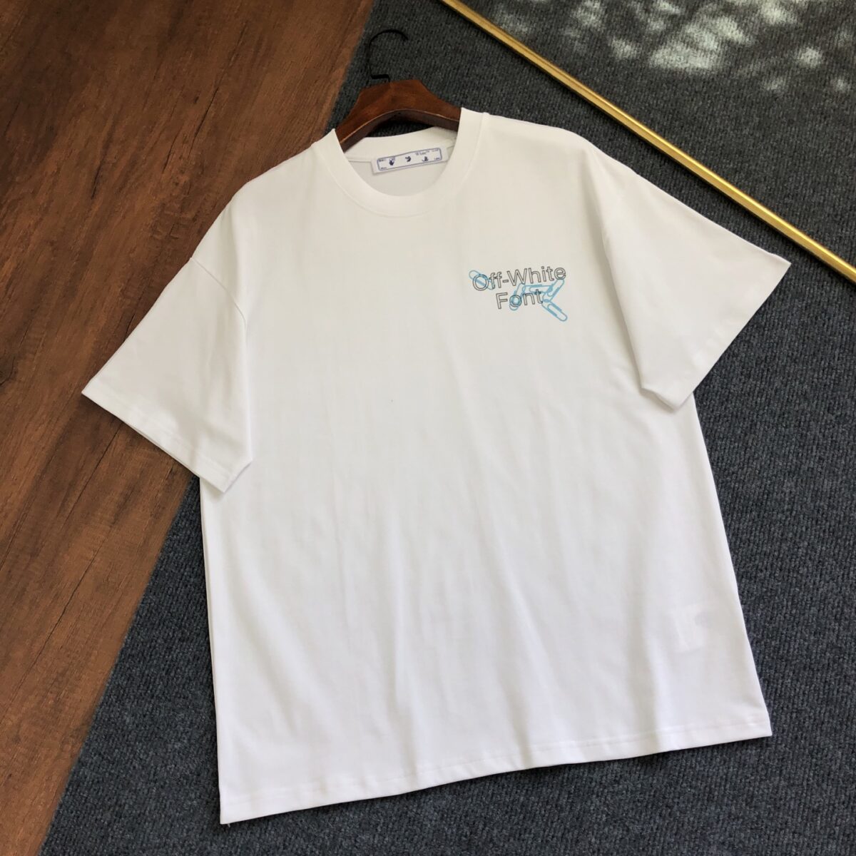 weigou_229715_0_fbf1af902a P75 OFF-WHITE 2026新款字母logo印花短袖T恤 ⚠原版面料⚠高版本⚠高品质 网红明星同款 采用定织定染高克重原版面料,洗水完高达280g纯棉面料,螺纹增加到 不变形。, 工艺制作,宽松oversize版型。质感舒适度都是拉满的 上身简约百搭 手感非常舒服 超级百搭好看的一款短袖 三标齐全 男女同款正常版型 非市场普通版本 随意对比 品质绝对保证 颜色:黑色 白色 码数:XS ~ L XS 衣长70 胸围110 肩宽 袖长 S. 衣长72 胸围114 肩宽60 袖长19 M 衣长74 胸围118 肩宽 . 袖长 L. 衣长76 胸围122 肩宽63 袖长20