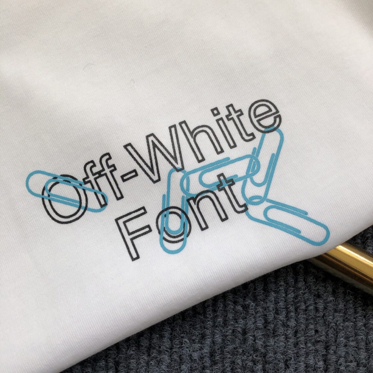 weigou_229715_3_4883579216 P75 OFF-WHITE 2026新款字母logo印花短袖T恤 ⚠原版面料⚠高版本⚠高品质 网红明星同款 采用定织定染高克重原版面料,洗水完高达280g纯棉面料,螺纹增加到 不变形。, 工艺制作,宽松oversize版型。质感舒适度都是拉满的 上身简约百搭 手感非常舒服 超级百搭好看的一款短袖 三标齐全 男女同款正常版型 非市场普通版本 随意对比 品质绝对保证 颜色:黑色 白色 码数:XS ~ L XS 衣长70 胸围110 肩宽 袖长 S. 衣长72 胸围114 肩宽60 袖长19 M 衣长74 胸围118 肩宽 . 袖长 L. 衣长76 胸围122 肩宽63 袖长20