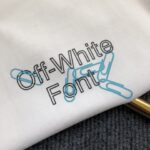 weigou_229715_3_4883579216 P75 OFF-WHITE 2026新款字母logo印花短袖T恤 ⚠原版面料⚠高版本⚠高品质 网红明星同款 采用定织定染高克重原版面料,洗水完高达280g纯棉面料,螺纹增加到 不变形。, 工艺制作,宽松oversize版型。质感舒适度都是拉满的 上身简约百搭 手感非常舒服 超级百搭好看的一款短袖 三标齐全 男女同款正常版型 非市场普通版本 随意对比 品质绝对保证 颜色:黑色 白色 码数:XS ~ L XS 衣长70 胸围110 肩宽 袖长 S. 衣长72 胸围114 肩宽60 袖长19 M 衣长74 胸围118 肩宽 . 袖长 L. 衣长76 胸围122 肩宽63 袖长20