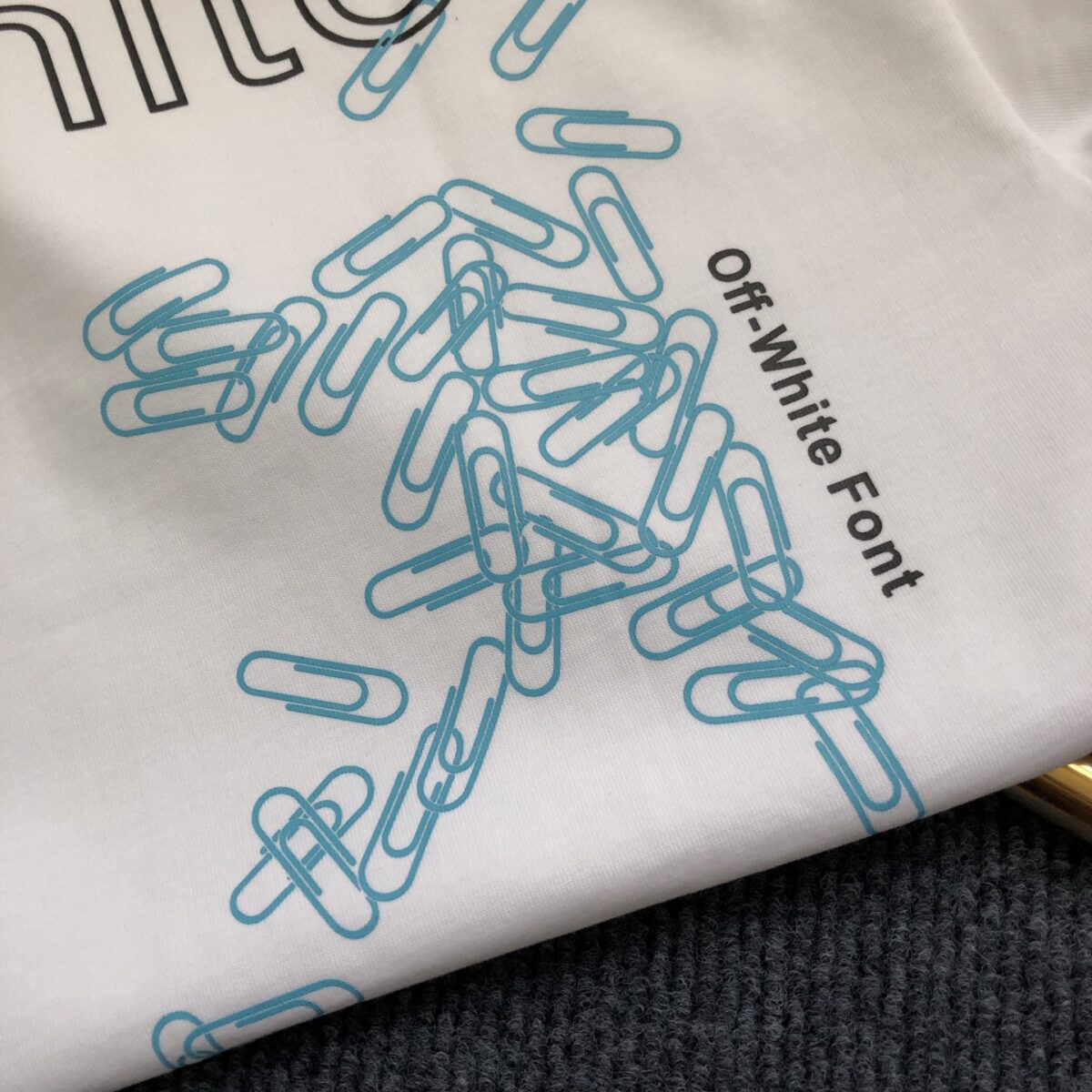 weigou_229715_4_e7e2c0f30e P75 OFF-WHITE 2026新款字母logo印花短袖T恤 ⚠原版面料⚠高版本⚠高品质 网红明星同款 采用定织定染高克重原版面料,洗水完高达280g纯棉面料,螺纹增加到 不变形。, 工艺制作,宽松oversize版型。质感舒适度都是拉满的 上身简约百搭 手感非常舒服 超级百搭好看的一款短袖 三标齐全 男女同款正常版型 非市场普通版本 随意对比 品质绝对保证 颜色:黑色 白色 码数:XS ~ L XS 衣长70 胸围110 肩宽 袖长 S. 衣长72 胸围114 肩宽60 袖长19 M 衣长74 胸围118 肩宽 . 袖长 L. 衣长76 胸围122 肩宽63 袖长20