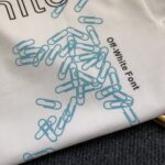 weigou_229715_4_e7e2c0f30e P75 OFF-WHITE 2026新款字母logo印花短袖T恤 ⚠原版面料⚠高版本⚠高品质 网红明星同款 采用定织定染高克重原版面料,洗水完高达280g纯棉面料,螺纹增加到 不变形。, 工艺制作,宽松oversize版型。质感舒适度都是拉满的 上身简约百搭 手感非常舒服 超级百搭好看的一款短袖 三标齐全 男女同款正常版型 非市场普通版本 随意对比 品质绝对保证 颜色:黑色 白色 码数:XS ~ L XS 衣长70 胸围110 肩宽 袖长 S. 衣长72 胸围114 肩宽60 袖长19 M 衣长74 胸围118 肩宽 . 袖长 L. 衣长76 胸围122 肩宽63 袖长20
