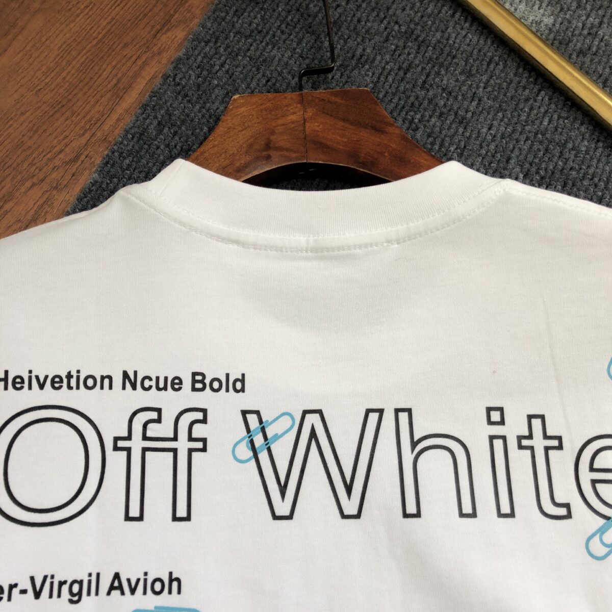 weigou_229715_5_5dd0d32b78 P75 OFF-WHITE 2026新款字母logo印花短袖T恤 ⚠原版面料⚠高版本⚠高品质 网红明星同款 采用定织定染高克重原版面料,洗水完高达280g纯棉面料,螺纹增加到 不变形。, 工艺制作,宽松oversize版型。质感舒适度都是拉满的 上身简约百搭 手感非常舒服 超级百搭好看的一款短袖 三标齐全 男女同款正常版型 非市场普通版本 随意对比 品质绝对保证 颜色:黑色 白色 码数:XS ~ L XS 衣长70 胸围110 肩宽 袖长 S. 衣长72 胸围114 肩宽60 袖长19 M 衣长74 胸围118 肩宽 . 袖长 L. 衣长76 胸围122 肩宽63 袖长20