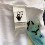 weigou_229715_7_2bf0817e8b P75 OFF-WHITE 2026新款字母logo印花短袖T恤 ⚠原版面料⚠高版本⚠高品质 网红明星同款 采用定织定染高克重原版面料,洗水完高达280g纯棉面料,螺纹增加到 不变形。, 工艺制作,宽松oversize版型。质感舒适度都是拉满的 上身简约百搭 手感非常舒服 超级百搭好看的一款短袖 三标齐全 男女同款正常版型 非市场普通版本 随意对比 品质绝对保证 颜色:黑色 白色 码数:XS ~ L XS 衣长70 胸围110 肩宽 袖长 S. 衣长72 胸围114 肩宽60 袖长19 M 衣长74 胸围118 肩宽 . 袖长 L. 衣长76 胸围122 肩宽63 袖长20