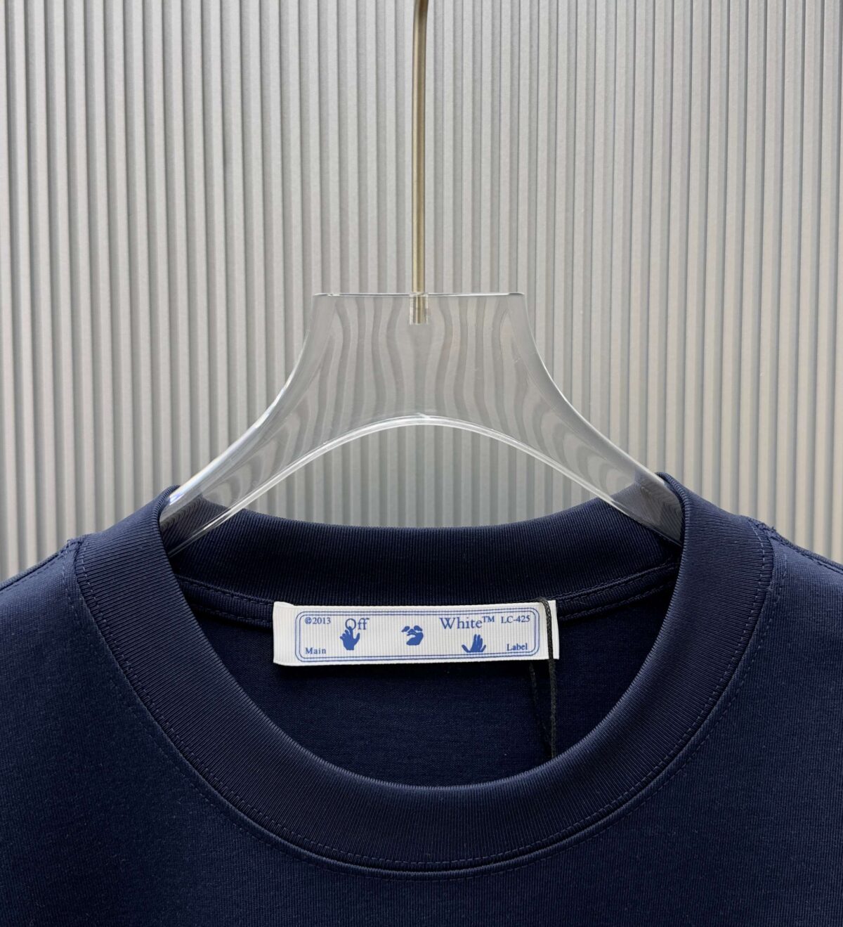 P70 款式：off-white短袖T恤 面料：300克重双纱100%棉 罗纹：320克重索络纳1*1潮牌 工艺：印花 颜色：白 夜蓝 炫酷蓝 蓝 花灰 黑 尺码：M—4XL 无性别区分 男女同款