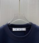 P70 款式：off-white短袖T恤 面料：300克重双纱100%棉 罗纹：320克重索络纳1*1潮牌 工艺：印花 颜色：白 夜蓝 炫酷蓝 蓝 花灰 黑 尺码：M—4XL 无性别区分 男女同款
