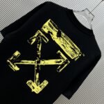 P70 款式：off-white短袖T恤 面料：300克重双纱100%棉 罗纹：320克重索络纳1*1潮牌 工艺：印花 颜色：白 粉 红 蓝 花灰 黑 尺码：M—4XL 无性别区分 男女同款
