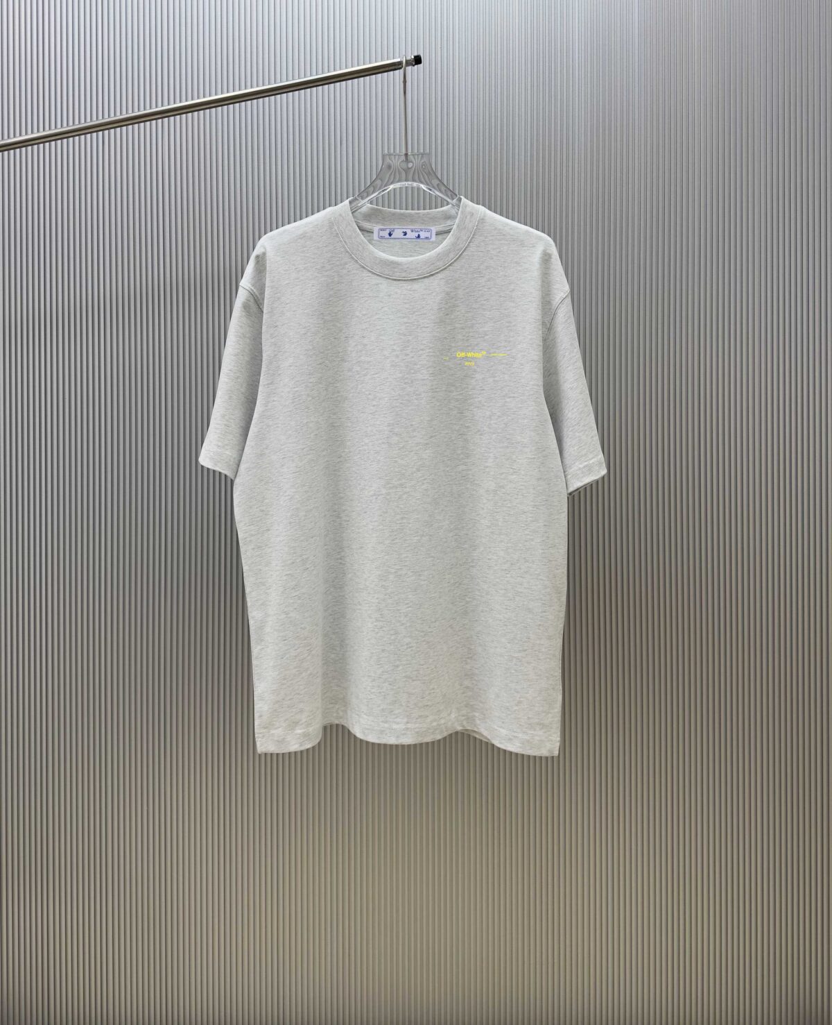 P70 款式：off-white短袖T恤 面料：300克重双纱100%棉 罗纹：320克重索络纳1*1潮牌 工艺：印花 颜色：白 粉 红 蓝 花灰 黑 尺码：M—4XL 无性别区分 男女同款