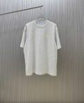 P70 款式：off-white短袖T恤 面料：300克重双纱100%棉 罗纹：320克重索络纳1*1潮牌 工艺：印花 颜色：白 粉 红 蓝 花灰 黑 尺码：M—4XL 无性别区分 男女同款