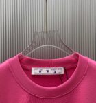P70 款式：off-white短袖T恤 面料：300克重双纱100%棉 罗纹：320克重索络纳1*1潮牌 工艺：印花 颜色：白 粉 红 蓝 花灰 黑 尺码：M—4XL 无性别区分 男女同款