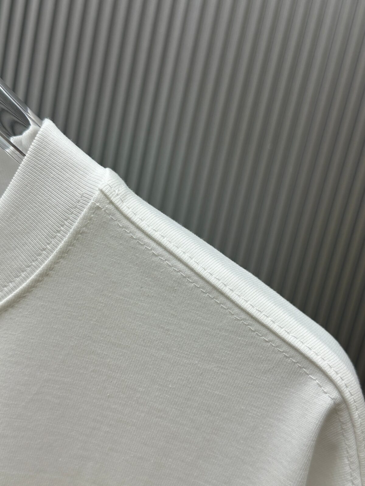P70 款式：off-white短袖T恤 面料：300克重双纱100%棉 罗纹：320克重索络纳1*1潮牌 工艺：印花 颜色：白 粉 红 蓝 花灰 黑 尺码：M—4XL 无性别区分 男女同款