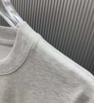 P70 款式：off-white短袖T恤 面料：300克重双纱100%棉 罗纹：320克重索络纳1*1潮牌 工艺：印花 颜色：白 夜蓝 炫酷蓝 蓝 花灰 黑 尺码：M—4XL 无性别区分 男女同款
