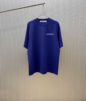 P70 款式：off-white短袖T恤 面料：300克重双纱100%棉 罗纹：320克重索络纳1*1潮牌 工艺：印花 颜色：白 夜蓝 炫酷蓝 蓝 花灰 黑 尺码：M—4XL 无性别区分 男女同款