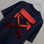 P70 款式：off-white短袖T恤 面料：300克重双纱100%棉 罗纹：320克重索络纳1*1潮牌 工艺：印花 颜色：白 夜蓝 炫酷蓝 蓝 花灰 黑 尺码：M—4XL 无性别区分 男女同款
