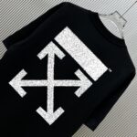 P70 款式：off-white短袖T恤 面料：300克重双纱100%棉 罗纹：320克重索络纳1*1潮牌 工艺：印花 颜色：白 粉 红 蓝 花灰 黑 尺码：M—4XL 无性别区分 男女同款