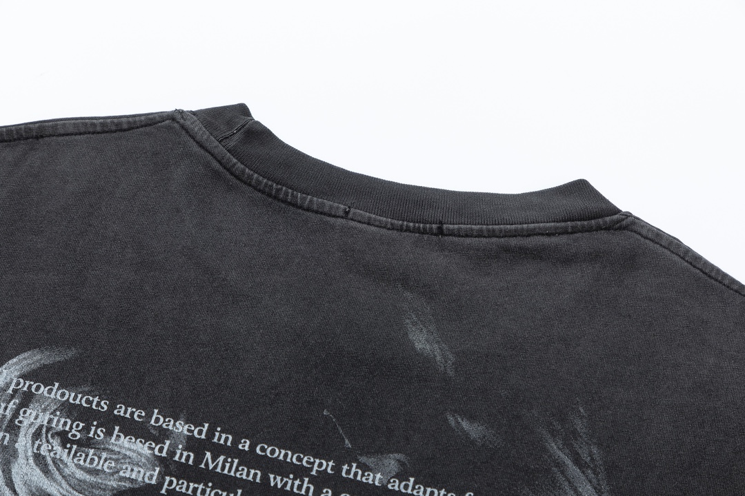 P75 off white 24n新款黑白油画老人像洗水款短袖T恤 颜色：黑色 尺码：M L XL