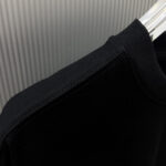 P70 款式：off-white短袖T恤 面料：300克重双纱100%棉 罗纹：320克重索络纳1*1潮牌 工艺：印花 颜色：白 红 夜蓝 花灰 黑 尺码：M—4XL 无性别区分 男女同款