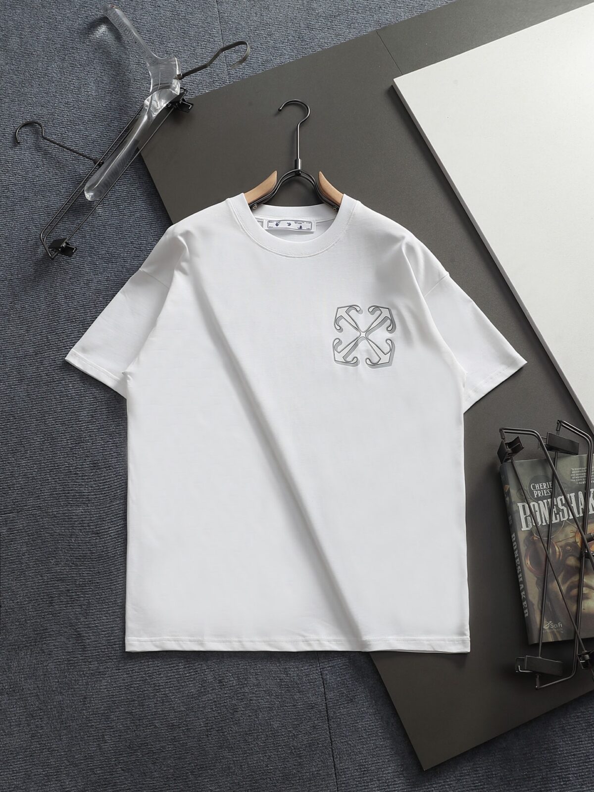 P75 OFF-WHITE 原版面料 官方同款 短袖T恤 定制 同缸染面料 手感非常舒服 春夏最新砖柜同步 时尚又个性 超级百搭好看 男女都非常合适 人手必备款 吊牌 领标 水洗麦 三标齐全 颜色: 黑白 尺码：XS~L