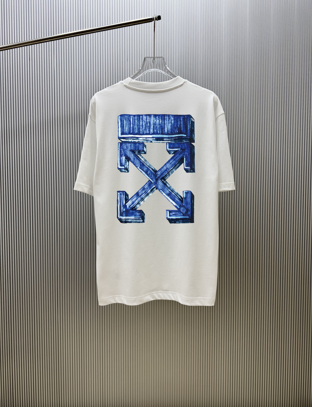 P70 款式：off-white短袖T恤 面料：300克重双纱100%棉 罗纹：320克重索络纳1*1潮牌 工艺：印花 颜色：白 红 夜蓝 花灰 黑 尺码：M—4XL 无性别区分 男女同款