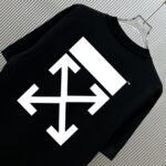 P70 款式：off-white短袖T恤 面料：300克重双纱100%棉 罗纹：320克重索络纳1*1潮牌 工艺：印花 颜色：白 红 粉 蓝 花灰 黑 尺码：M—4XL 无性别区分 男女同款