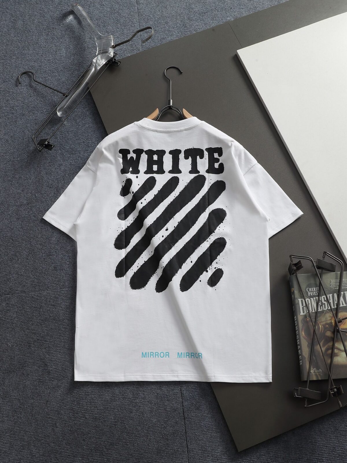 P75 OFF-WHITE 原版面料 官方同款 短袖T恤 定制 同缸染面料 手感非常舒服 春夏最新砖柜同步 时尚又个性 超级百搭好看 男女都非常合适 人手必备款 吊牌 领标 水洗麦 三标齐全 颜色: 黑白 尺码：XS~L