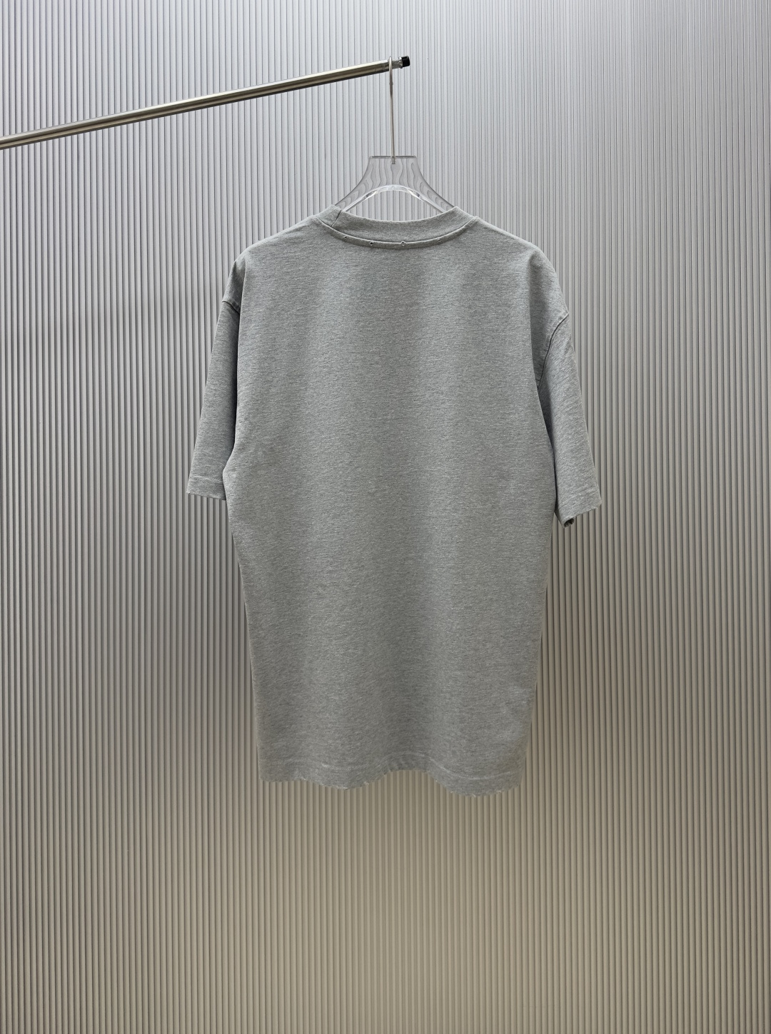 P75 （严控品质 ） 款式：off-white短袖T恤 面料：300克重双纱100%棉 罗纹：320克重索络纳1*1潮牌 工艺：洗水磨破印花 颜色：白 卡其 花灰 黑 尺码：M—4XL 无性别区分 男女同款