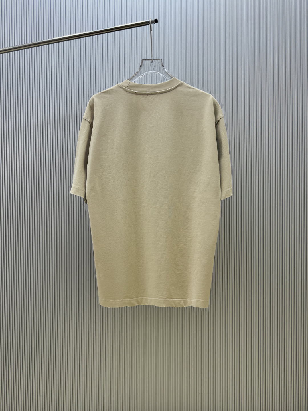 P75 （严控品质 ） 款式：off-white短袖T恤 面料：300克重双纱100%棉 罗纹：320克重索络纳1*1潮牌 工艺：洗水磨破印花 颜色：白 卡其 花灰 黑 尺码：M—4XL 无性别区分 男女同款