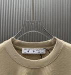 P75 （严控品质 ） 款式：off-white短袖T恤 面料：300克重双纱100%棉 罗纹：320克重索络纳1*1潮牌 工艺：洗水磨破印花 颜色：白 卡其 花灰 黑 尺码：M—4XL 无性别区分 男女同款