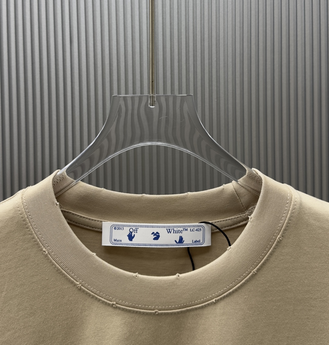 P75 （严控品质 ） 款式：off-white短袖T恤 面料：300克重双纱100%棉 罗纹：320克重索络纳1*1潮牌 工艺：洗水磨破印花 颜色：白 卡其 花灰 黑 尺码：M—4XL 无性别区分 男女同款