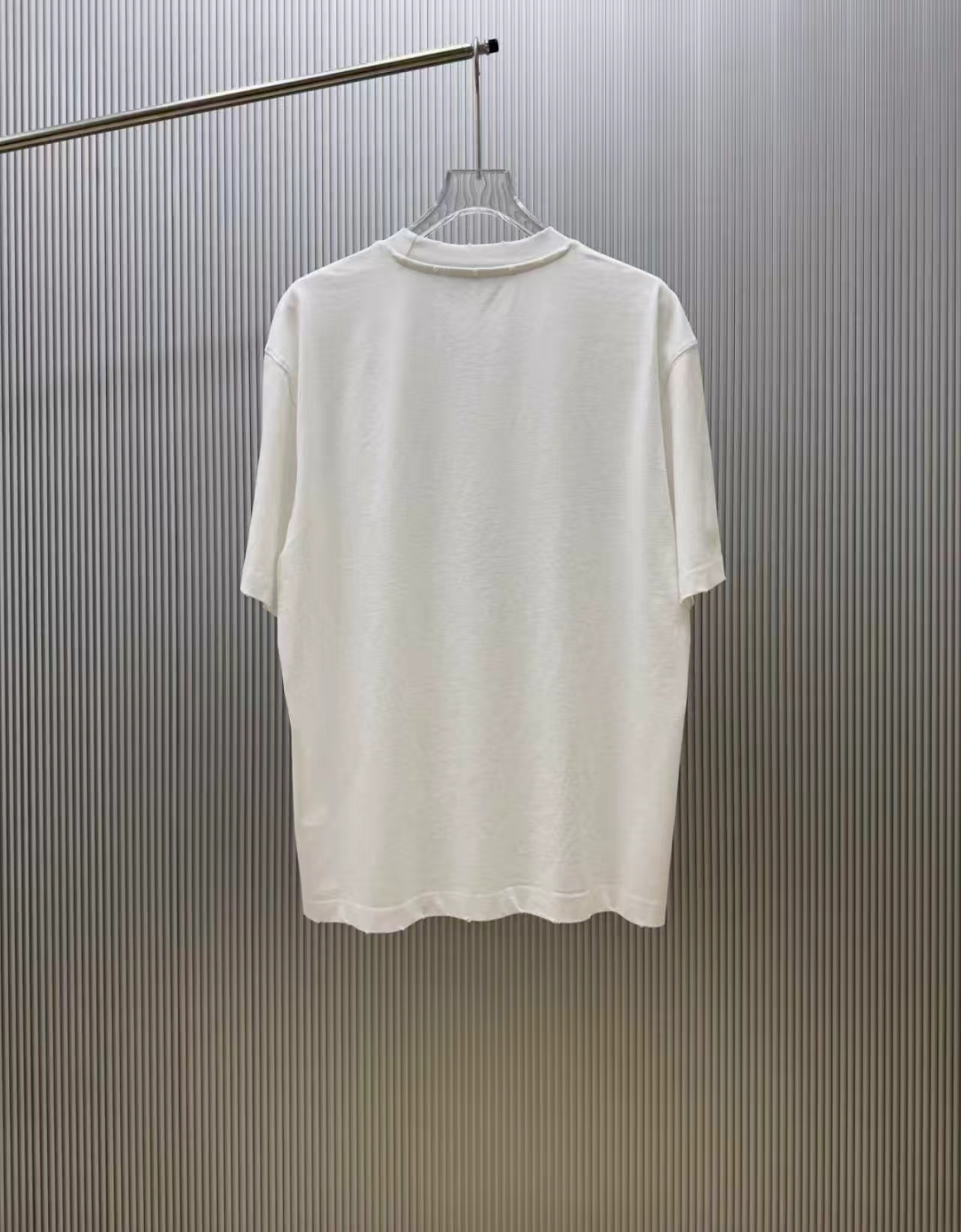 P75 （严控品质 ） 款式：off-white短袖T恤 面料：300克重双纱100%棉 罗纹：320克重索络纳1*1潮牌 工艺：洗水磨破印花 颜色：白 卡其 花灰 黑 尺码：M—4XL 无性别区分 男女同款