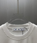 P75 （严控品质 ） 款式：off-white短袖T恤 面料：300克重双纱100%棉 罗纹：320克重索络纳1*1潮牌 工艺：洗水磨破印花 颜色：白 卡其 花灰 黑 尺码：M—4XL 无性别区分 男女同款