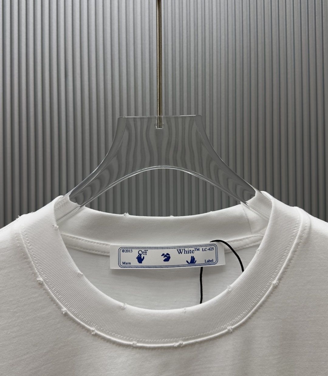 P75 （严控品质 ） 款式：off-white短袖T恤 面料：300克重双纱100%棉 罗纹：320克重索络纳1*1潮牌 工艺：洗水磨破印花 颜色：白 卡其 花灰 黑 尺码：M—4XL 无性别区分 男女同款