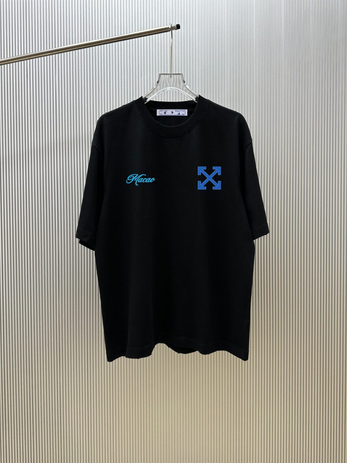 P75 （严控品质 ） 款式：off-white短袖T恤 面料：300克重双纱100%棉 罗纹：320克重索络纳1*1潮牌 工艺：洗水磨破印花 颜色：白 卡其 花灰 黑 尺码：M—4XL 无性别区分 男女同款