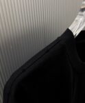 P75 （严控品质 ） 款式：off-white短袖T恤 面料：300克重双纱100%棉 罗纹：320克重索络纳1*1潮牌 工艺：洗水磨破印花 颜色：白 卡其 花灰 黑 尺码：M—4XL 无性别区分 男女同款
