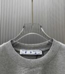 P75 （严控品质 ） 款式：off-white短袖T恤 面料：300克重双纱100%棉 罗纹：320克重索络纳1*1潮牌 工艺：洗水磨破印花 颜色：白 卡其 花灰 黑 尺码：M—4XL 无性别区分 男女同款