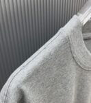 P75 （严控品质 ） 款式：off-white短袖T恤 面料：300克重双纱100%棉 罗纹：320克重索络纳1*1潮牌 工艺：洗水磨破印花 颜色：白 卡其 花灰 黑 尺码：M—4XL 无性别区分 男女同款