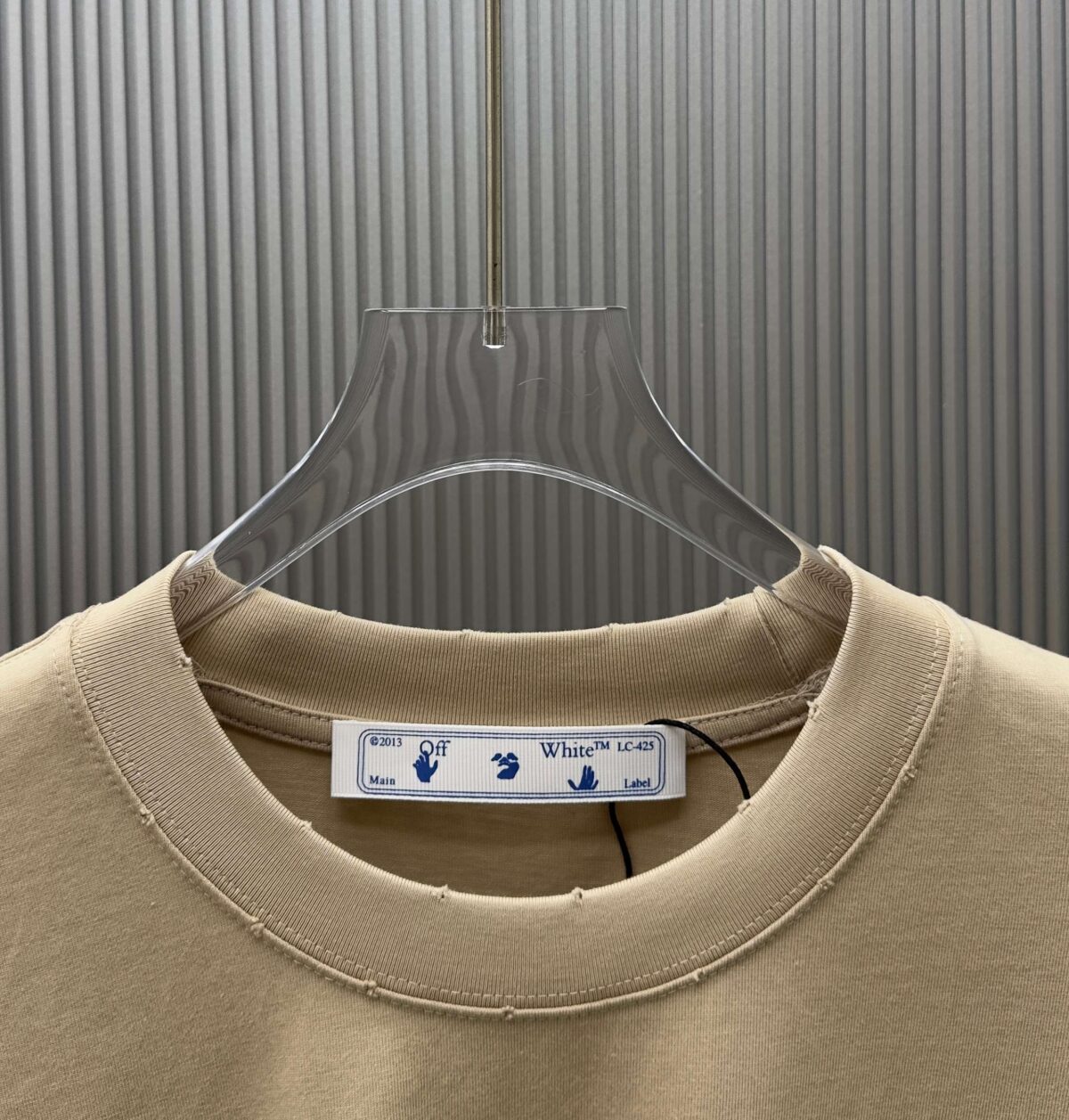 P75 （严控品质 ） 款式：off-white短袖T恤 面料：300克重双纱100%棉 罗纹：320克重索络纳1*1潮牌 工艺：洗水磨破印花 颜色：白 卡其 花灰 黑 尺码：M—4XL 无性别区分 男女同款