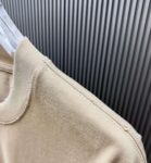 P75 （严控品质 ） 款式：off-white短袖T恤 面料：300克重双纱100%棉 罗纹：320克重索络纳1*1潮牌 工艺：洗水磨破印花 颜色：白 卡其 花灰 黑 尺码：M—4XL 无性别区分 男女同款