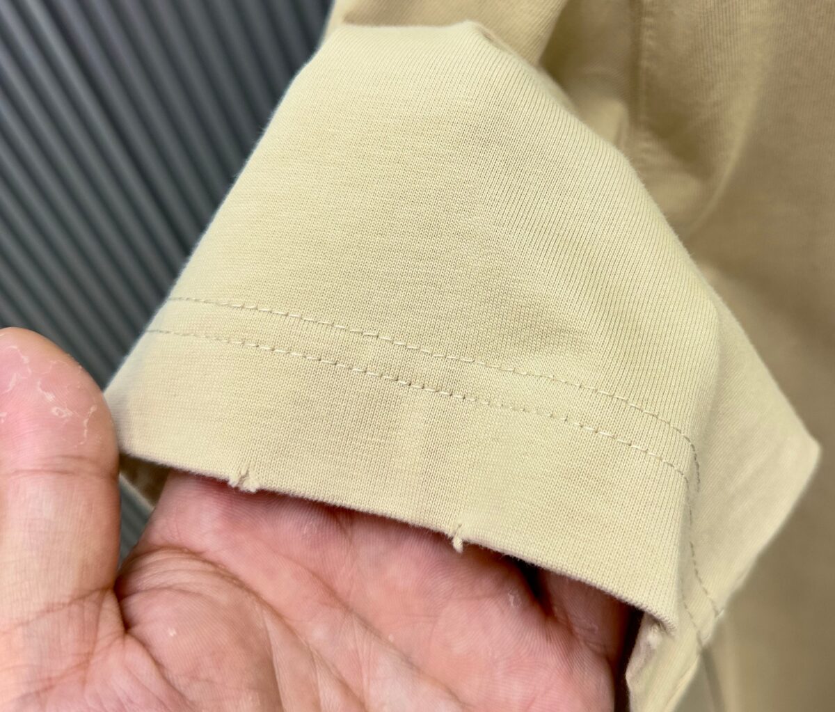 P75 （严控品质 ） 款式：off-white短袖T恤 面料：300克重双纱100%棉 罗纹：320克重索络纳1*1潮牌 工艺：洗水磨破印花 颜色：白 卡其 花灰 黑 尺码：M—4XL 无性别区分 男女同款