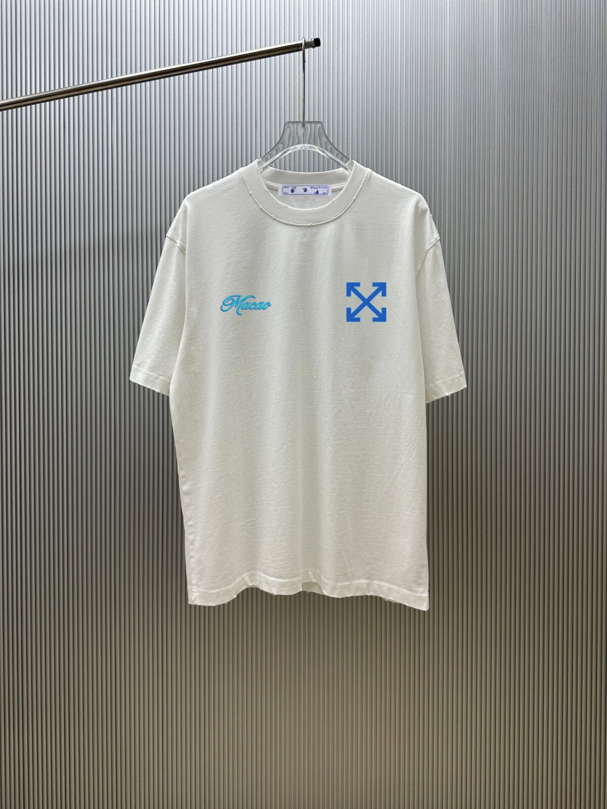 P75 （严控品质 ） 款式：off-white短袖T恤 面料：300克重双纱100%棉 罗纹：320克重索络纳1*1潮牌 工艺：洗水磨破印花 颜色：白 卡其 花灰 黑 尺码：M—4XL 无性别区分 男女同款