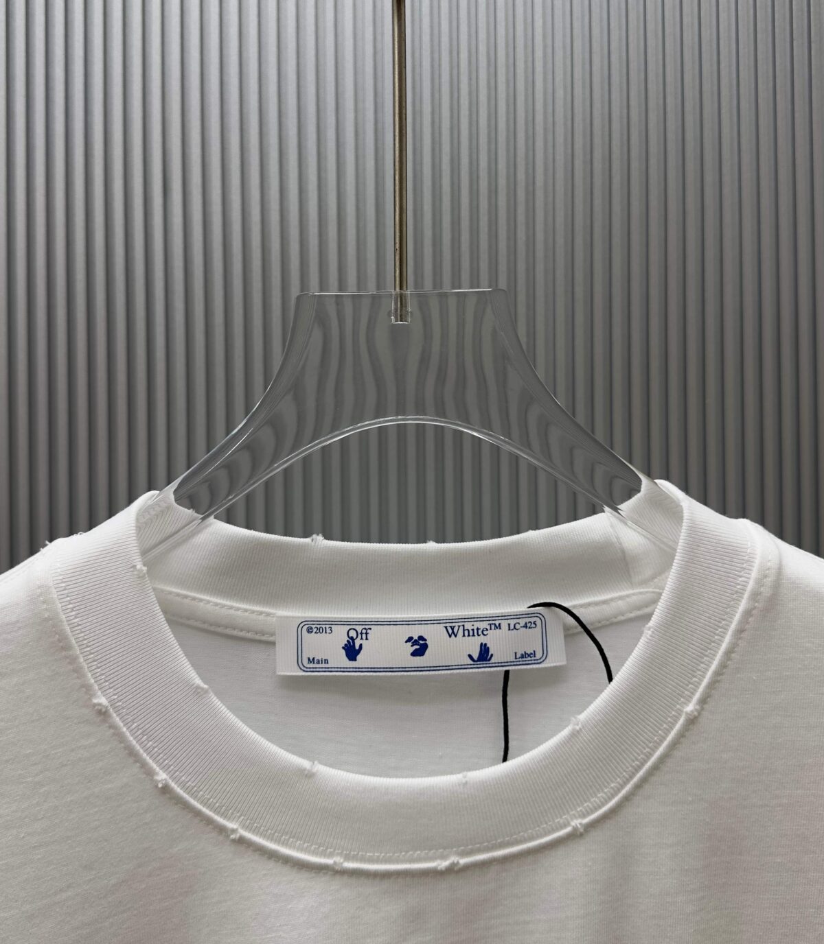 P75 （严控品质 ） 款式：off-white短袖T恤 面料：300克重双纱100%棉 罗纹：320克重索络纳1*1潮牌 工艺：洗水磨破印花 颜色：白 卡其 花灰 黑 尺码：M—4XL 无性别区分 男女同款
