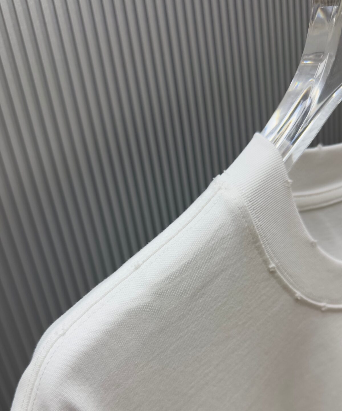 P75 （严控品质 ） 款式：off-white短袖T恤 面料：300克重双纱100%棉 罗纹：320克重索络纳1*1潮牌 工艺：洗水磨破印花 颜色：白 卡其 花灰 黑 尺码：M—4XL 无性别区分 男女同款