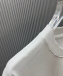 P75 （严控品质 ） 款式：off-white短袖T恤 面料：300克重双纱100%棉 罗纹：320克重索络纳1*1潮牌 工艺：洗水磨破印花 颜色：白 卡其 花灰 黑 尺码：M—4XL 无性别区分 男女同款