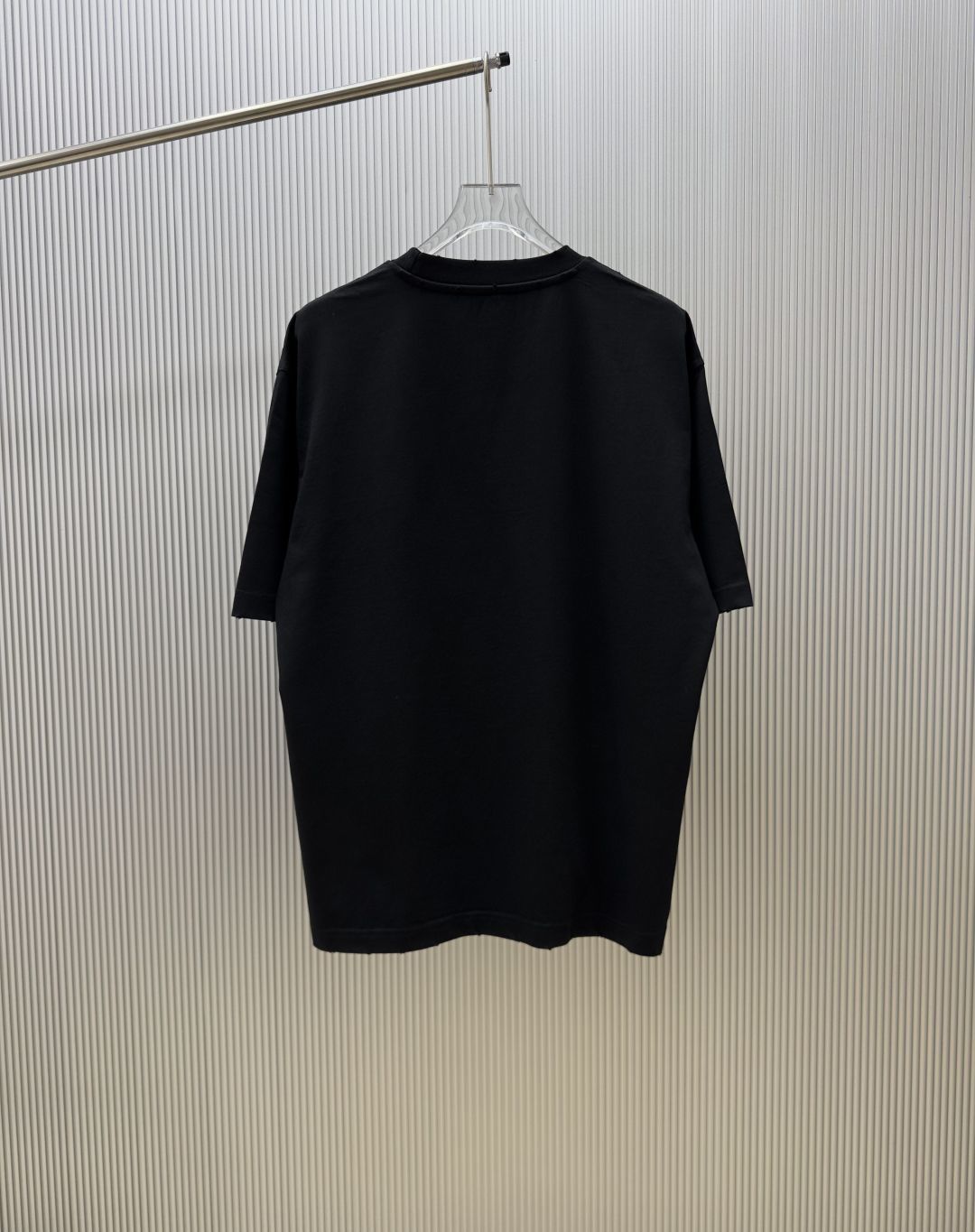 P75 （严控品质 ） 款式：off-white短袖T恤 面料：300克重双纱100%棉 罗纹：320克重索络纳1*1潮牌 工艺：洗水磨破印花 颜色：白 卡其 灰 黑 尺码：M—4XL 无性别区分 男女同款